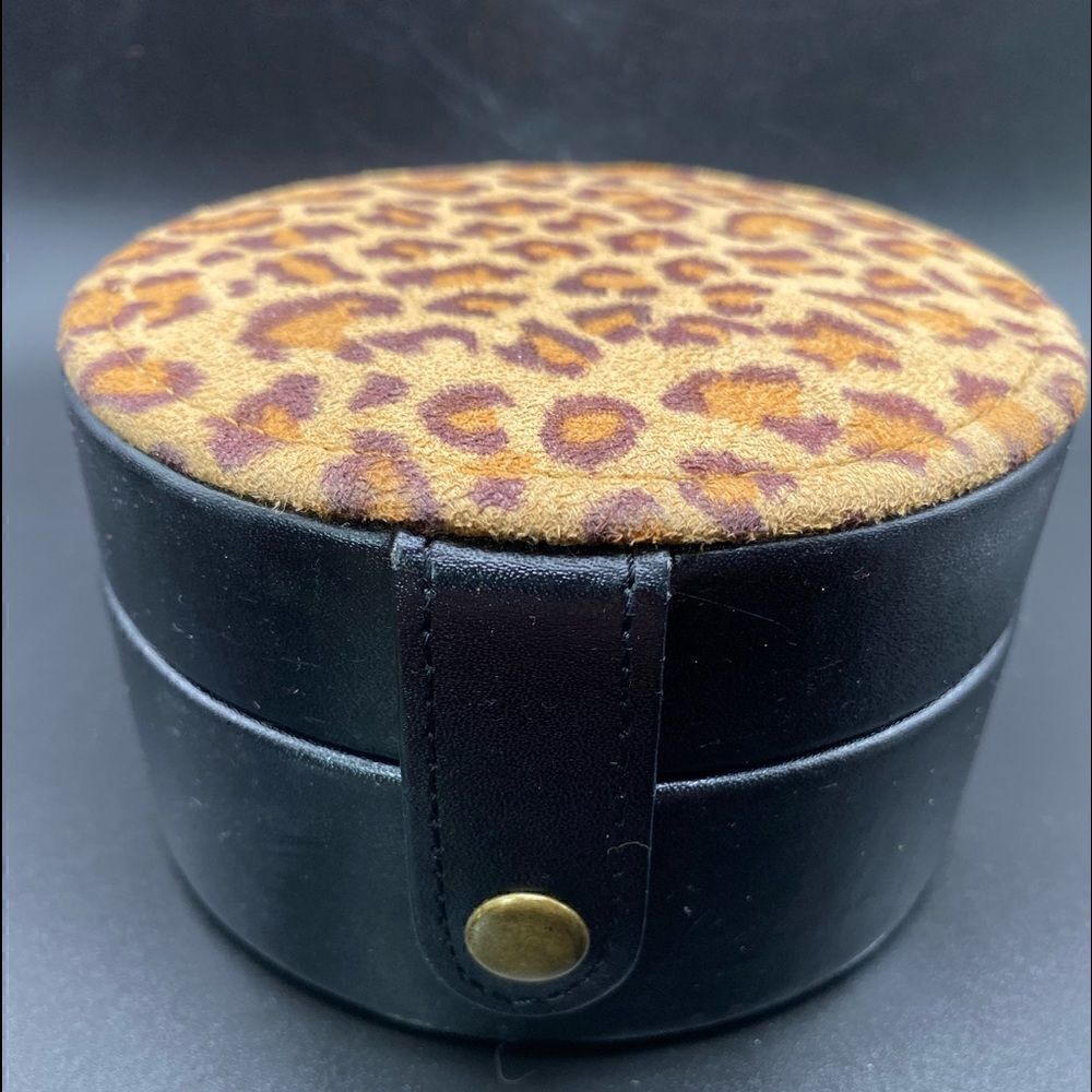 Jewelry case black with leopard print top snaps removable tray with storage